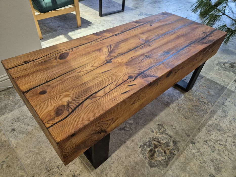 Stolik kawowy- olejowany, ze starych bali