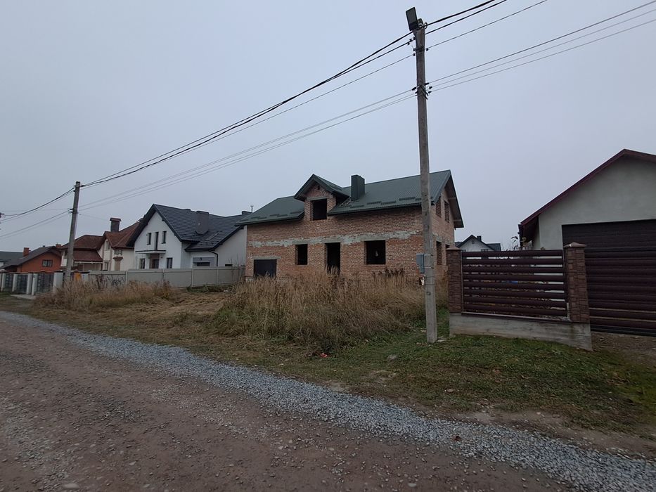Продаж незавершеного дому з ділянкою в Пустомитах