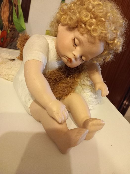 Boneca pequena de porcelana