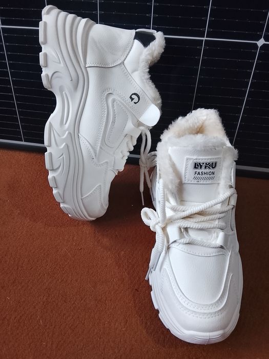 Теплі білі нові кросівки 39