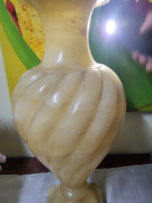 Coluna e jarro em Alabastro