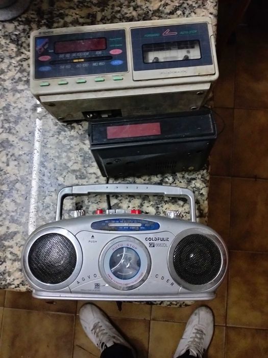 Rádios antigos entre outros eletrônicos para colecionadores