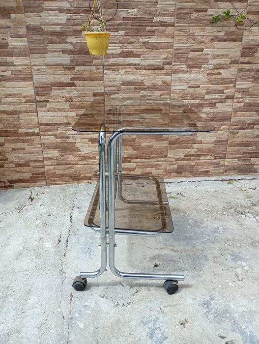 Mesa de apoio/carrinho de chá vintage anos 70 vidros fumados e crimados