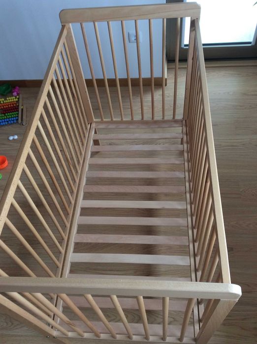 Cama de bebé em madeira em ótimo estado