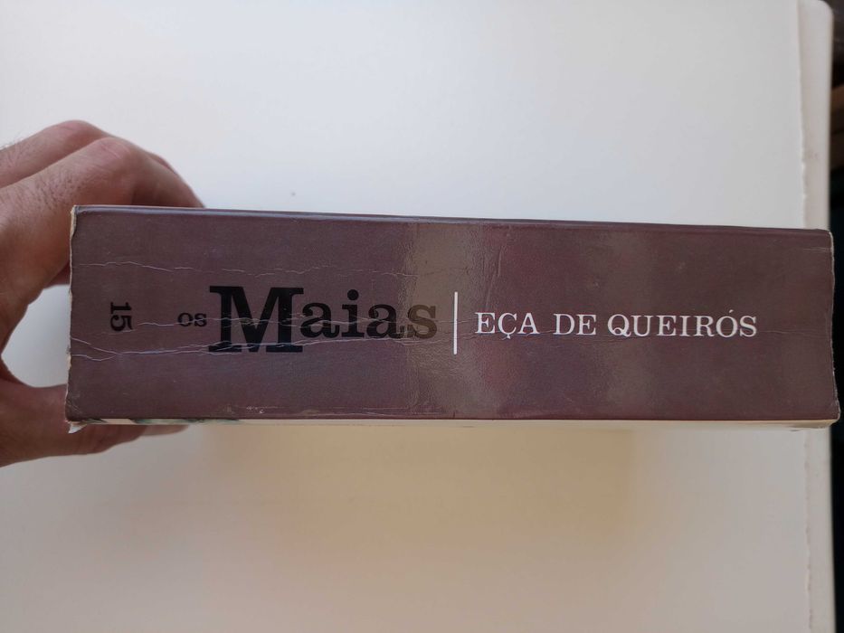 Livro "Os Maias" de Eça de Queirós