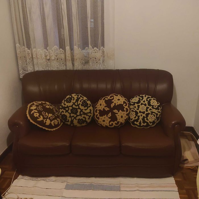 Sofa cama + 2 poltronas tipo pele