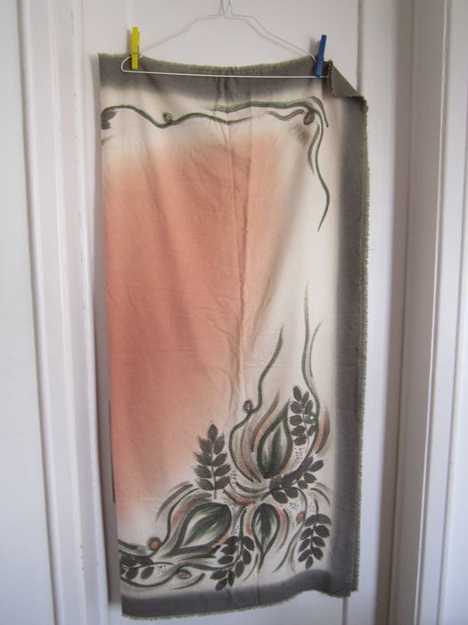 Lenço semi-quadrado meia estação com padrão florido