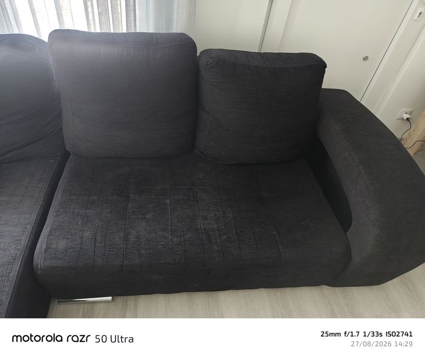 Sofá com chaise-puffs