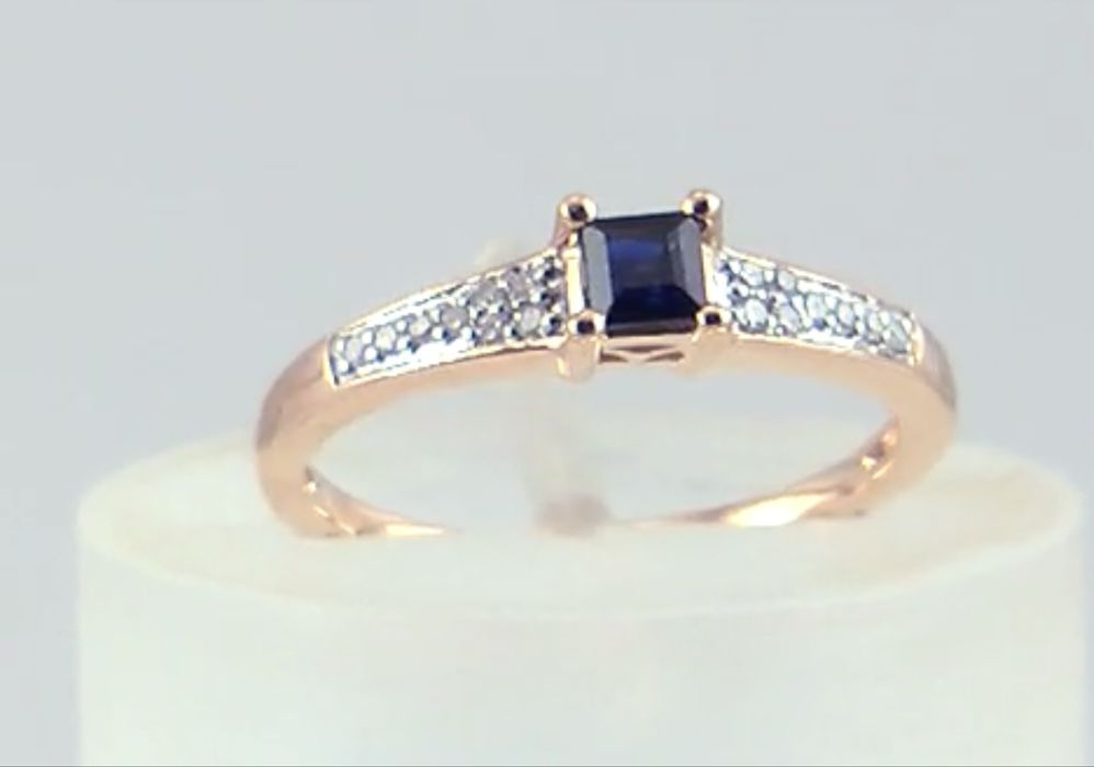 женское золотое кольцо усеянное бриллиантами и сапфиром