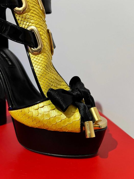 Sandálias amarelas e preto em pele genuína