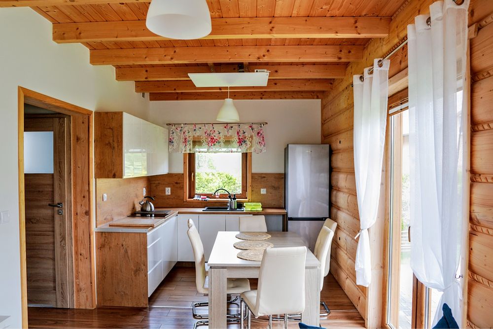 Domek w górach, nad jeziorem