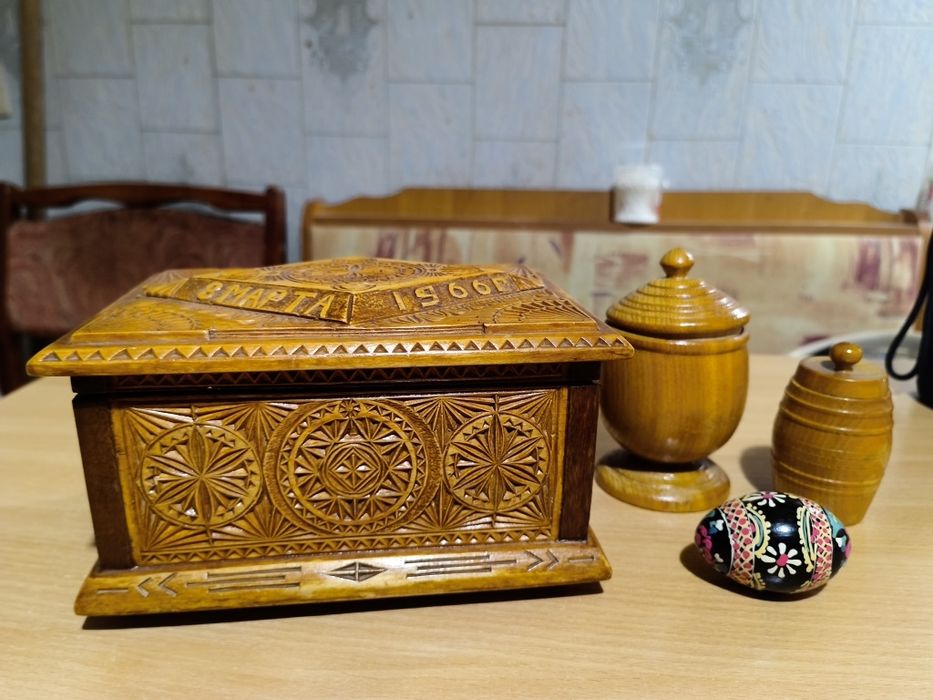 Дерев'яні бочки та розписне яйце