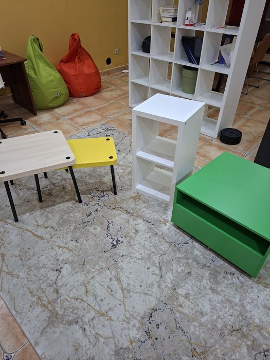 4 móveis novos. O verde tem rodas