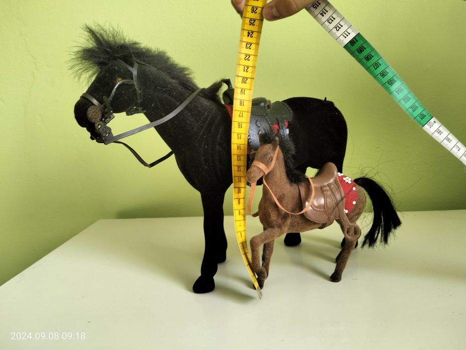 Figurki koni z siodłem