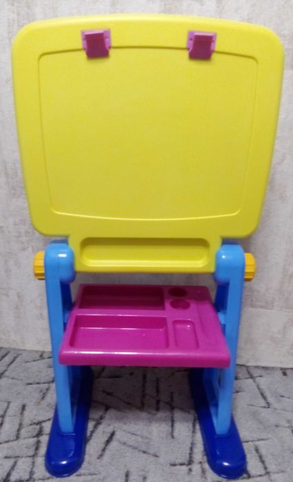 Пластиковий Дитячий мольберт.