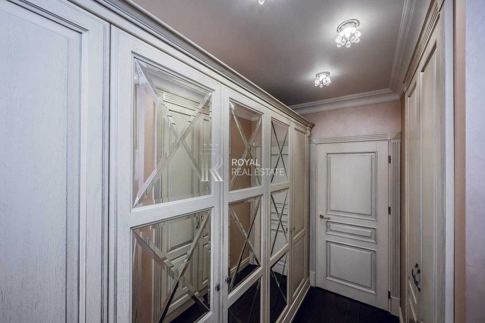 Продаж 3-кімнатної квартири Київ ЖК Космополітен 117 м² 9 поверх преміальний ремонт меблі з масиву дерева паркетна дошка охорона