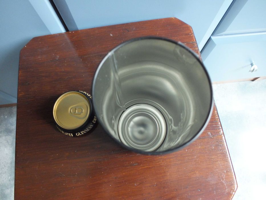 Guinness pojemnik metalowy z pokrywką w kształcie puszka po piwie 17cm