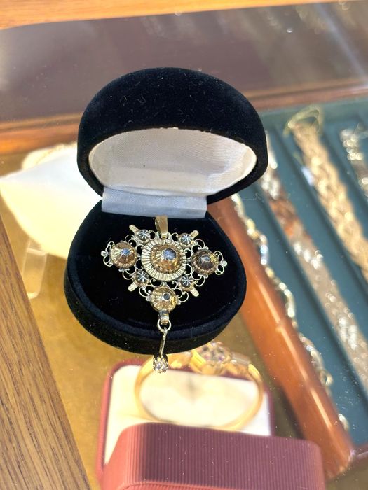 Stara złota zawieszka z diamentami.