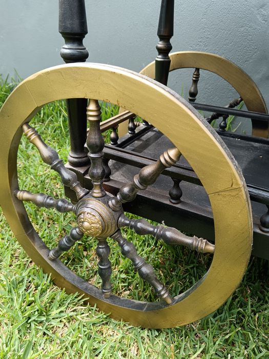 Carrinho de apoio vintage em madeira – Estilo clássico dourado/preto