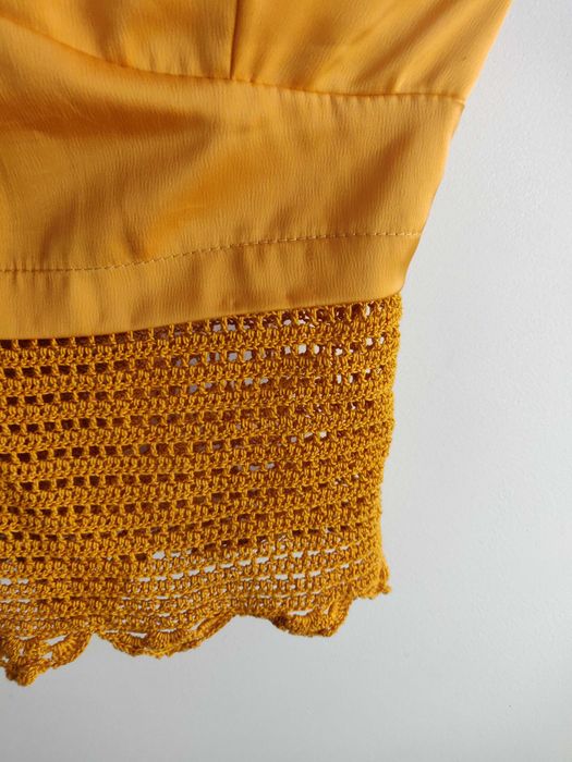 Crop Top amarelo torrado marca Inside, com aplique feito em crochet