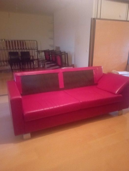 Sofá vermelho em pele