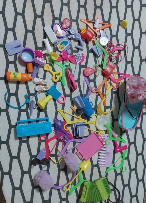 Лот дрібноти для Барбі і не тільки.