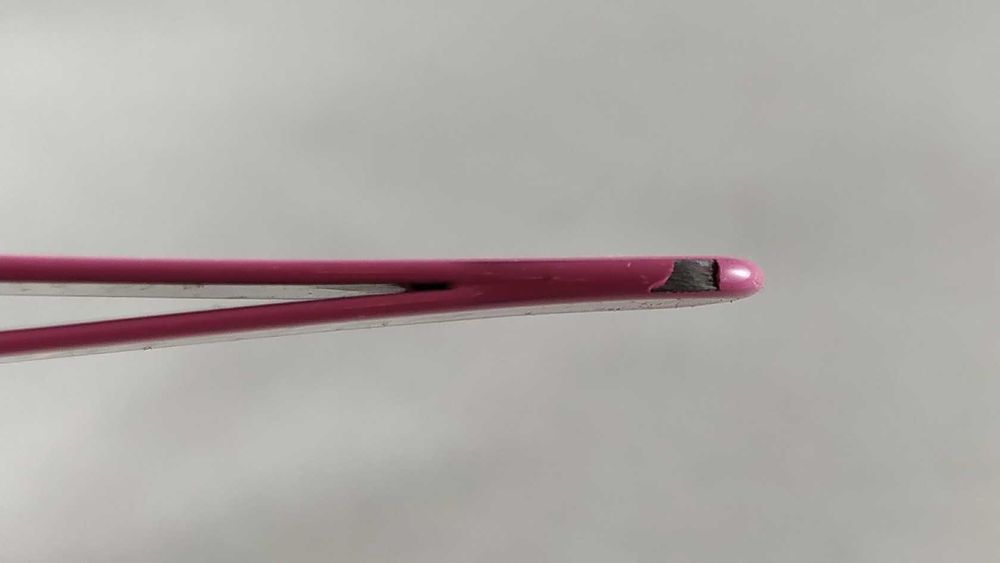 Tweezerman ‎1230-PLLT- Różowa pęseta z defektem