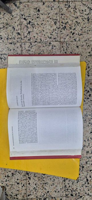 Livro em inglês Medieval Music de Ritchard Hoppin