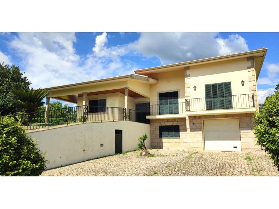 Moradia individual T4 mais anexo com 81 m2 em pedra