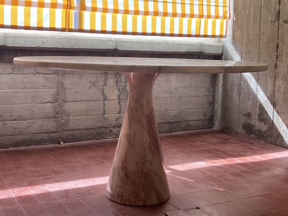Mesa circular em mármore polido
