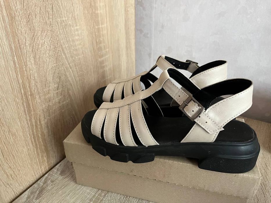 Босоніжки шкіряні