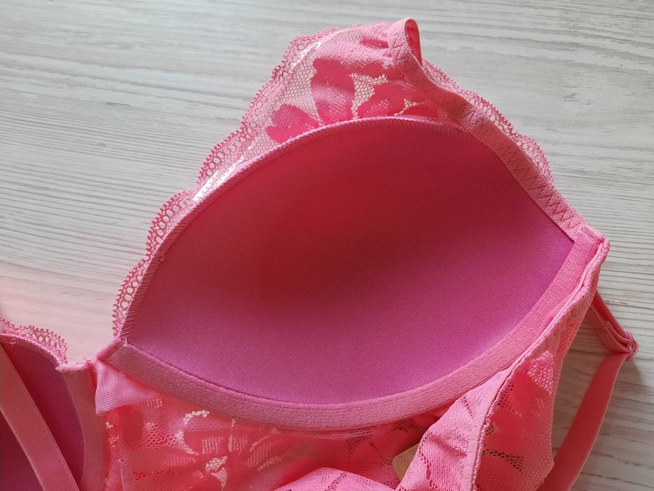 Розовый комплект нижнего белья кружевной Victoria's Secret р.М бралетт