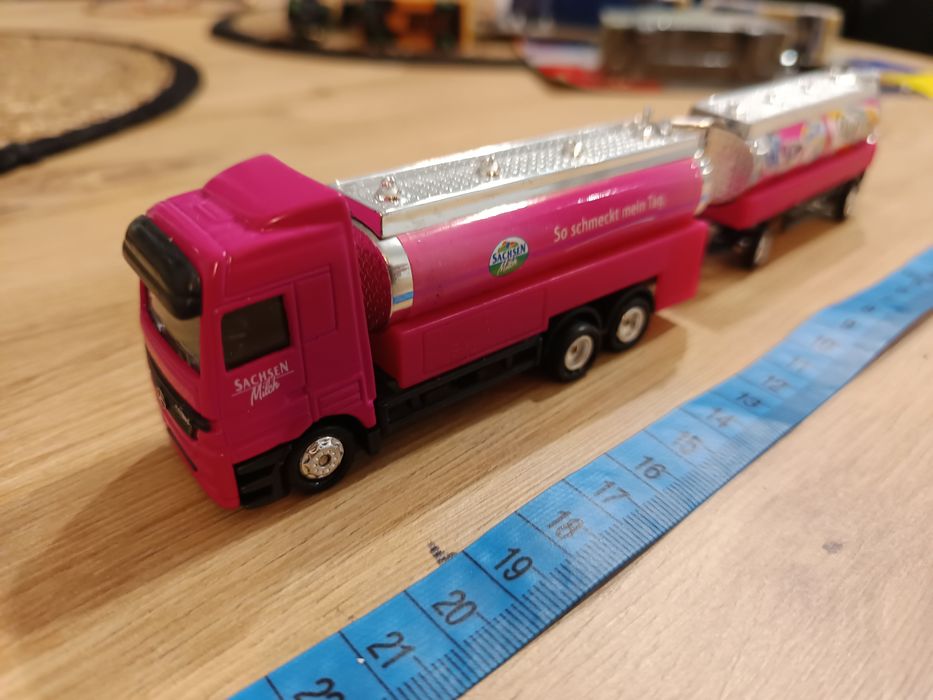 Model samochodu ciężarowego Mercedes z przyczepą skala modelarska 1:87