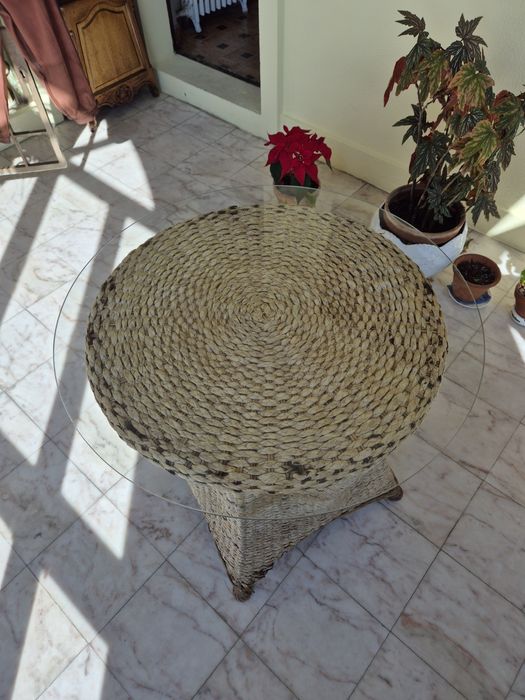 Mesa de vime e vidro