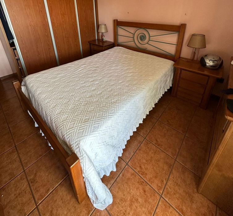 Quarto de casal em madeira envernizada