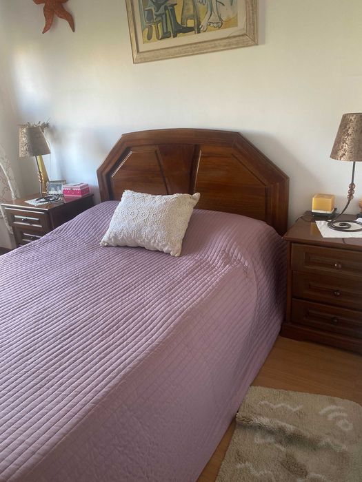 Quarto completo: cama de casal em madeira + 2 mesas de cabeceira  | Preço baixo p/ venda rápida