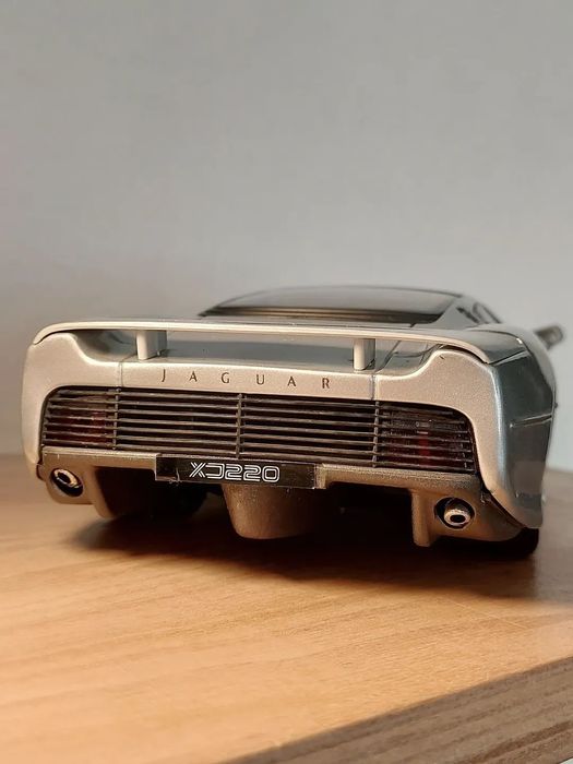 Модель 1/18 Jaguar XJ 220