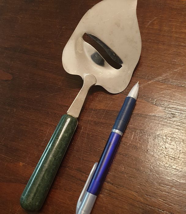 Faca de queijo com cabo verde