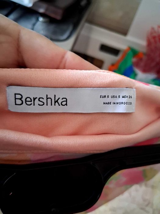 Saias Breskha,com top Pull&Bear.