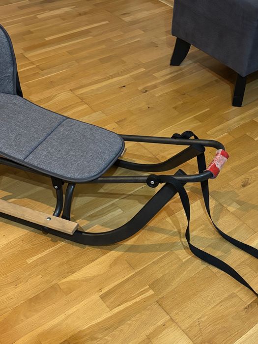 Sanki z kółkami materacykiem oparciem i pchaczem