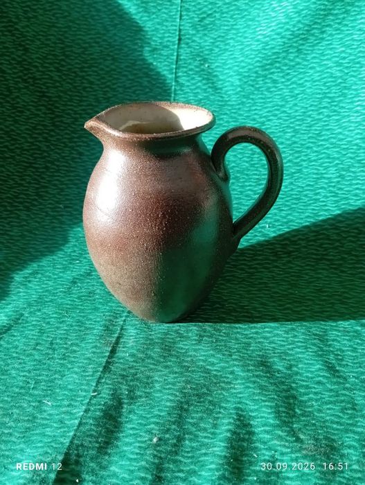 Dzbanek ceramiczny w stylu vintage z uchwytem i wyprofilowanym dzióbkiem.
