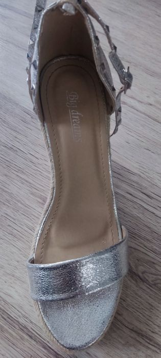 Buty na wysokiej koturnie srebrne 38