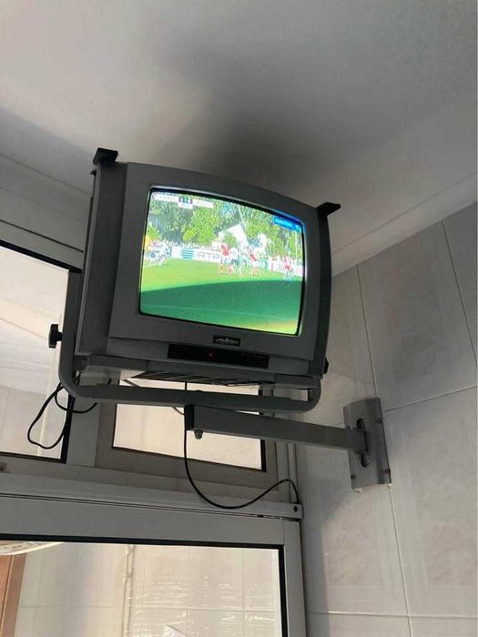 2 TVs "antigas" mas a funcionar e com comando