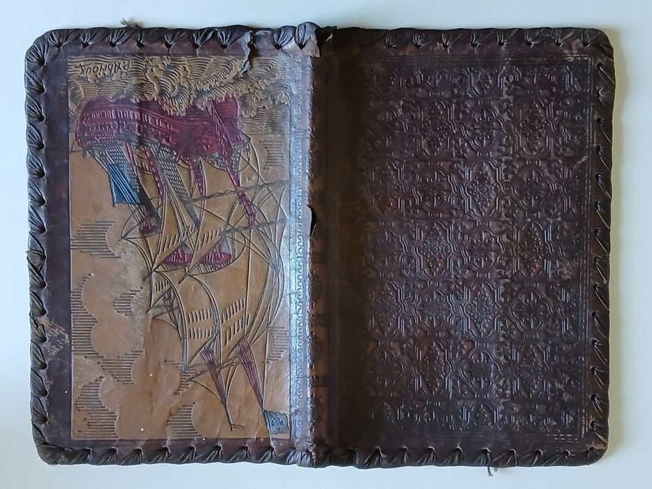 Capa de livro antiga em pele gravada