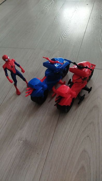 Zestaw zabawek: motory i spiderman