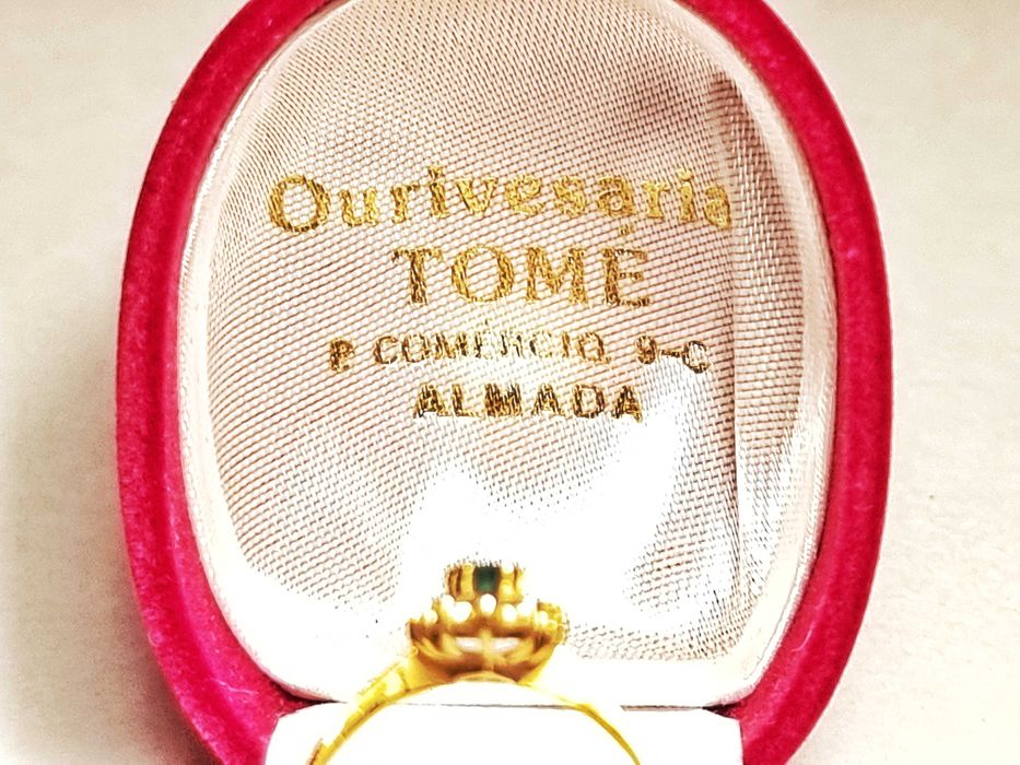 Anel de ouro 19,2K Quilates, esmeralda e 14 diamantes com certificado