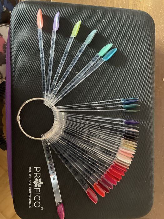 Zestaw lakierow hybrydowych w etui z probnikiem