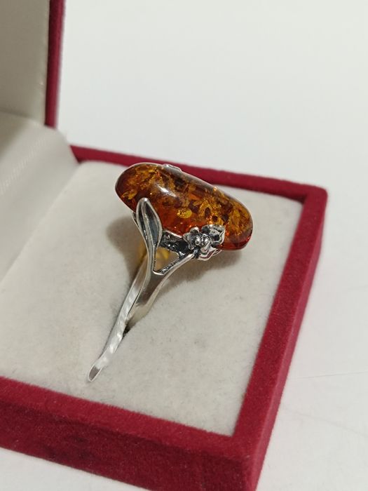 Srebrny pierścionek z herbacianym bursztynem roz.21 srebro próby 925