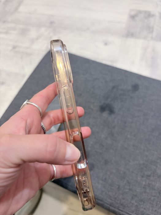 etui Spigen do iPhone 16