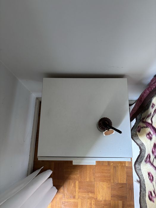 Duas mesinhas de cabeceira